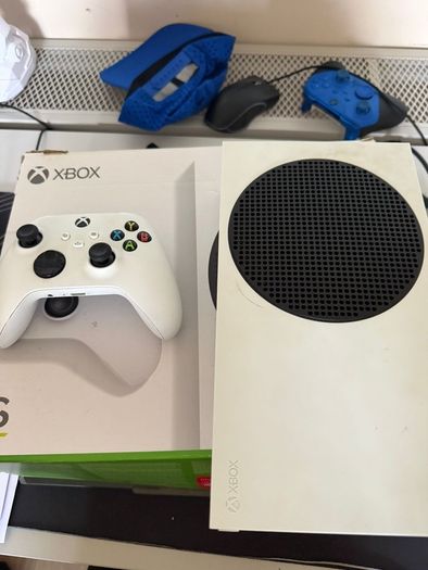 Xbox series s for sale 512 gb ss used but still in perfect condition