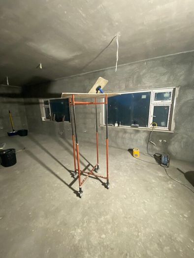 Height adjustable plastering stands