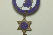 COCOCUB CLUB (Cadbury-Bournville) - membership badge featuring Dumpty Doo duck (1930s). Scarce with both bars.