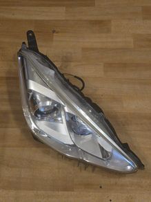 Toyota Aqua 2016 head light (driver side)
