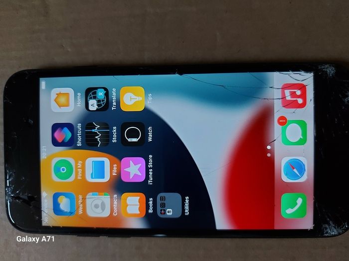 Apple Iphone 7, 32GB, Black, Battery Health 91%, Some screen damage but works fine. Activation lock removed on this phone