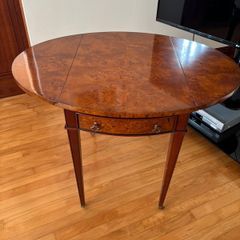Oval Pembroke drop-leaf table
