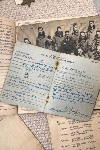 Rare WW2 RAF special duties aircrew grouping of Mk viii flying goggles and leather flying gloves