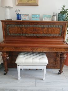 Piano vintage beautiful piece.