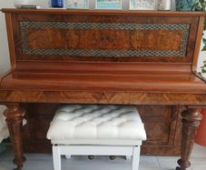 Piano vintage beautiful piece.