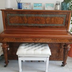Piano vintage beautiful piece.