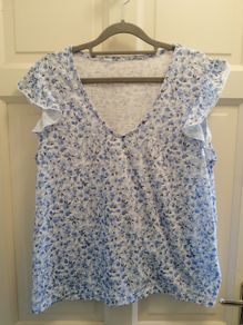 Bkue floral top size 16