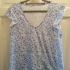 Bkue floral top size 16