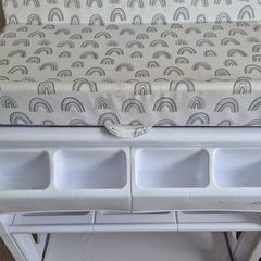 Changing table with bath on wheels