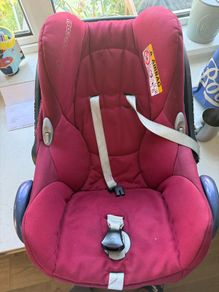 Maxi Cosi car seat with iso fix base