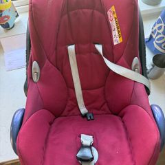 Maxi Cosi car seat with iso fix base
