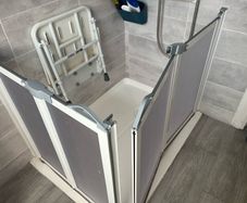 folding shower doors (hip height)