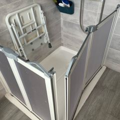 folding shower doors (hip height)