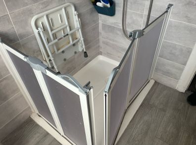 folding shower doors (hip height)