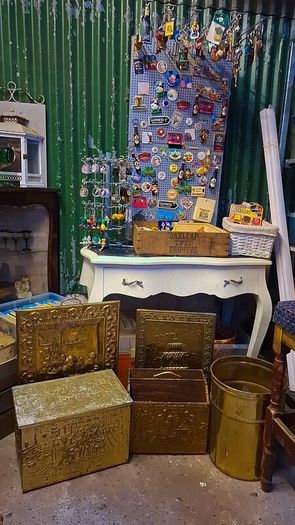Vintage hammered brass fireside items..