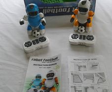 Remote Control Robot Football Game of Skill RC Soccer Set 2 Robots 2 Controllers 386601