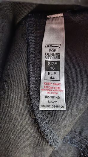 Dunnes Navy Three Quarter Lengths size 16