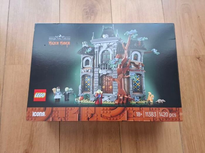 LEGO Icons 11383 Midnight Valley Collection: Mayor Manor
