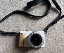 Olympus PEN E-PL1 Mirrorless Camera + M.Zuiko 14-42mm Lens