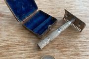 Vintage travel safety razor