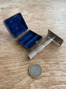 Vintage travel safety razor