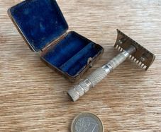 Vintage travel safety razor