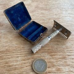 Vintage travel safety razor