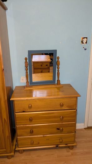 Bedroom furniture set