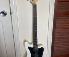 Seattle 4-string Bass Guitar Bundle