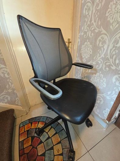 Humanscale Liberty Office chair - Needs arm pads!!