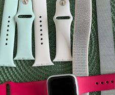 Apple Watch Series 8 + 4 Original S/M Straps + Charger