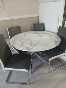 table and chairs like new