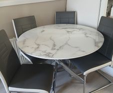 table and chairs like new