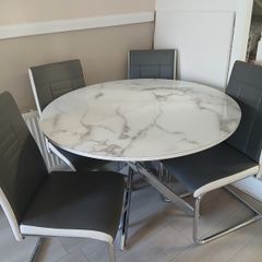 table and chairs like new
