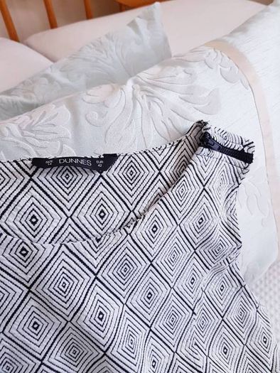 Black & White Sleeveless Top - Size 14