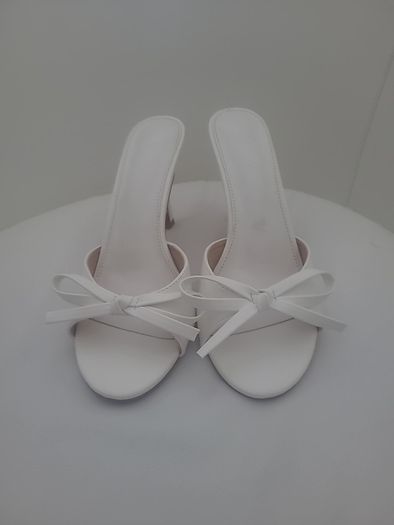 White bow heels