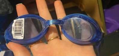 Swimming goggles