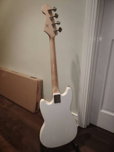 Squier Sonic Bronco Arctic White Bass Guitar