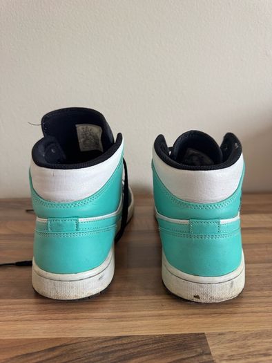 Air Jordan 1 Mid Tropical Twist