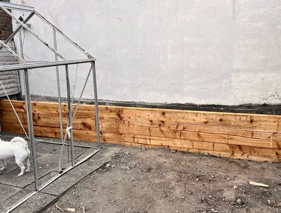 Timber sleeper retaining wall / Raise sleeper planter