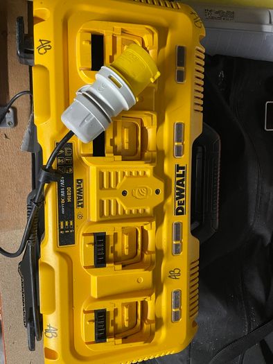 Dewalt 4 port charger DCB104