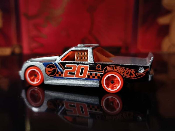 Circle Trucker ! TREASURE HUNT ! from Track Stars Series ! 2010 ! Hot Wheels ! Mattel !