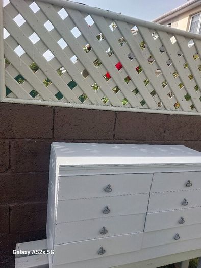 chest of drawers