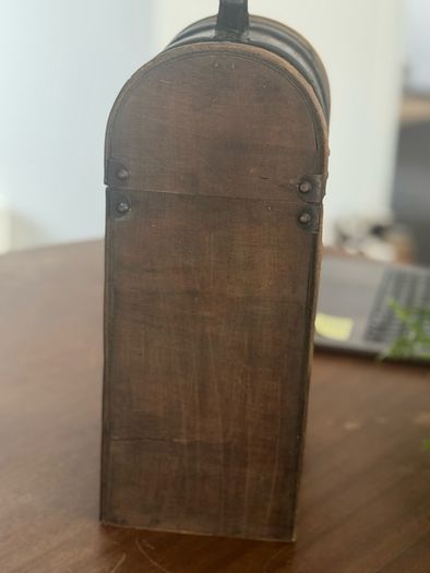 Vintage-style wooden wine gift box