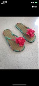 Bnwt flip flops size 7-8 accessories