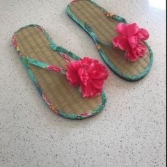 Bnwt flip flops size 7-8 accessories