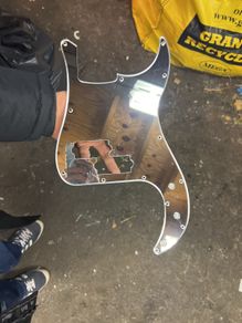 Mirror pick guard p bass