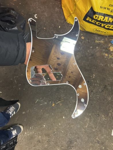 Mirror pick guard p bass