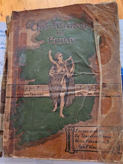The Minstrel Of Eirinn. Rare Selection Of National Poetry Arranged With Notes By Terence O'hanlon. Forward By Father Pat Walsh. 1930 Large Volume Paperback In Poor Condition.  See Photos For Same.