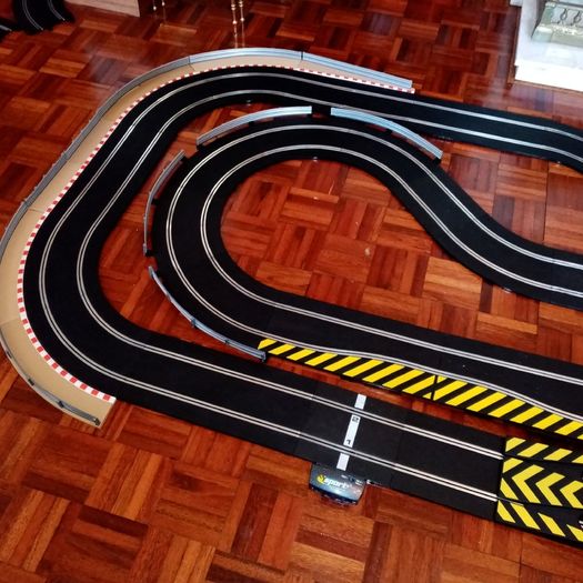Scalextric 8x4 Speed Champions Set: Gulf Cars Edition